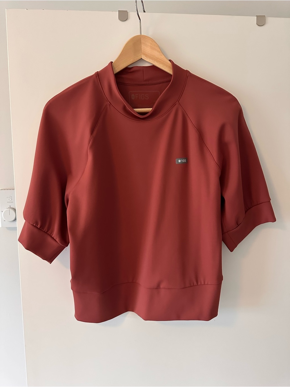 Figs Form X Women's Short-Sleeve Pullover Sweatshirt in Rosewood L